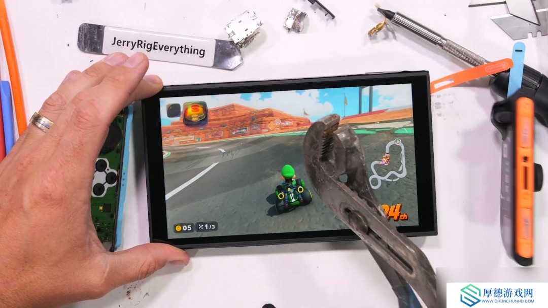 屏幕很能挨砸！Switch 2被锤子砸了50次后还能正常玩