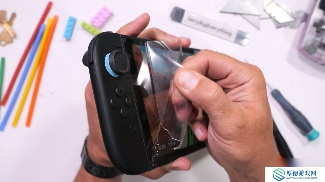 屏幕很能挨砸！Switch 2被锤子砸了50次后还能正常玩