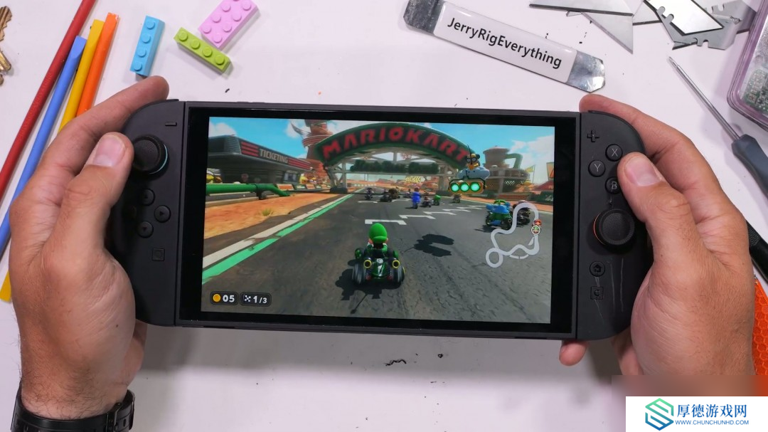 屏幕很能挨砸！Switch 2被锤子砸了50次后还能正常玩