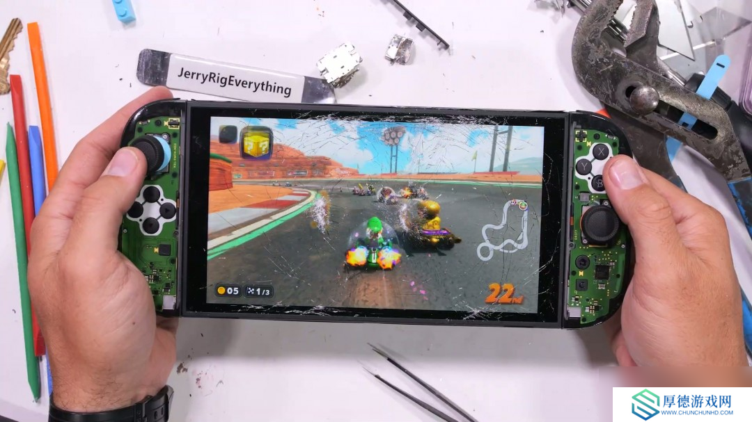 屏幕很能挨砸！Switch 2被锤子砸了50次后还能正常玩