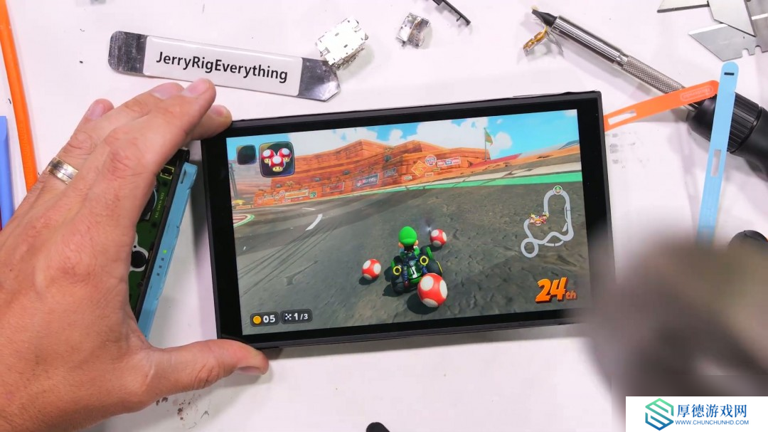 屏幕很能挨砸！Switch 2被锤子砸了50次后还能正常玩