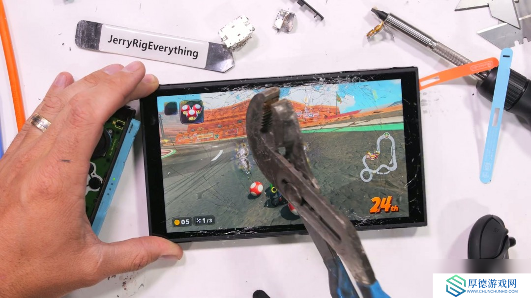 屏幕很能挨砸！Switch 2被锤子砸了50次后还能正常玩