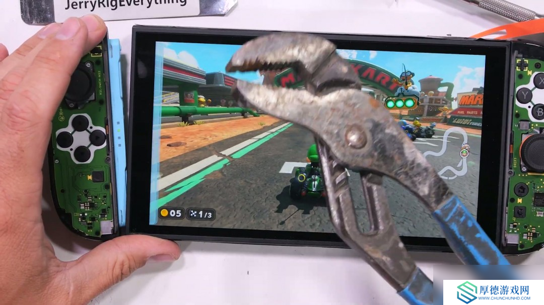 屏幕很能挨砸！Switch 2被锤子砸了50次后还能正常玩